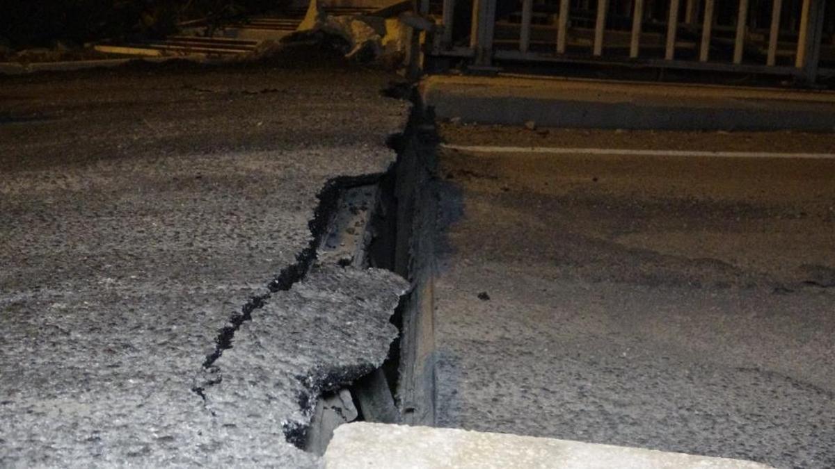 Hatay depremi sonrası köprü ayrıldı