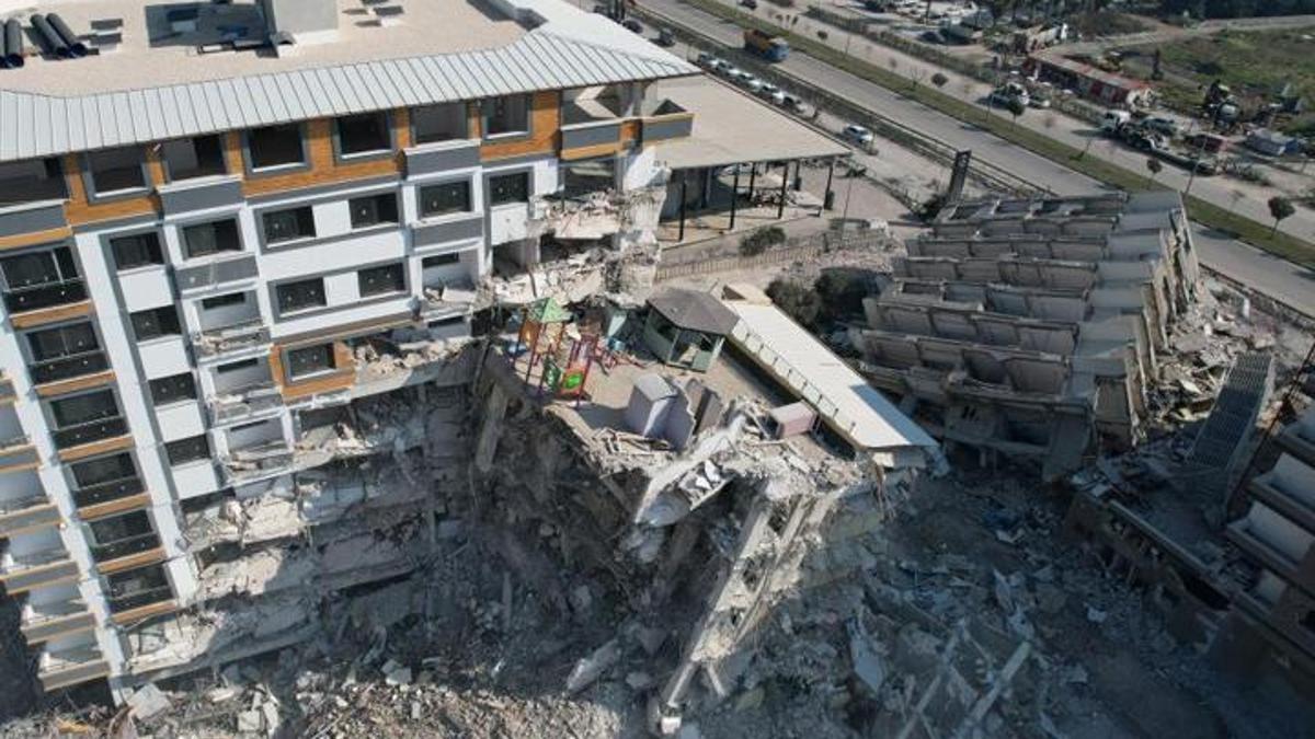 Yıkılan binada havuz yapılacağı gerekçesiyle kolon kesildiği iddiası