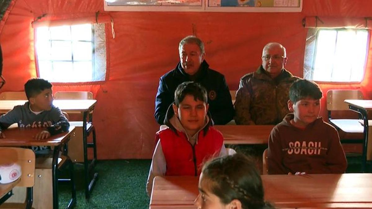 Bakan Akar, çadır kentte Mehmetçik Okulu'nu ziyaret etti