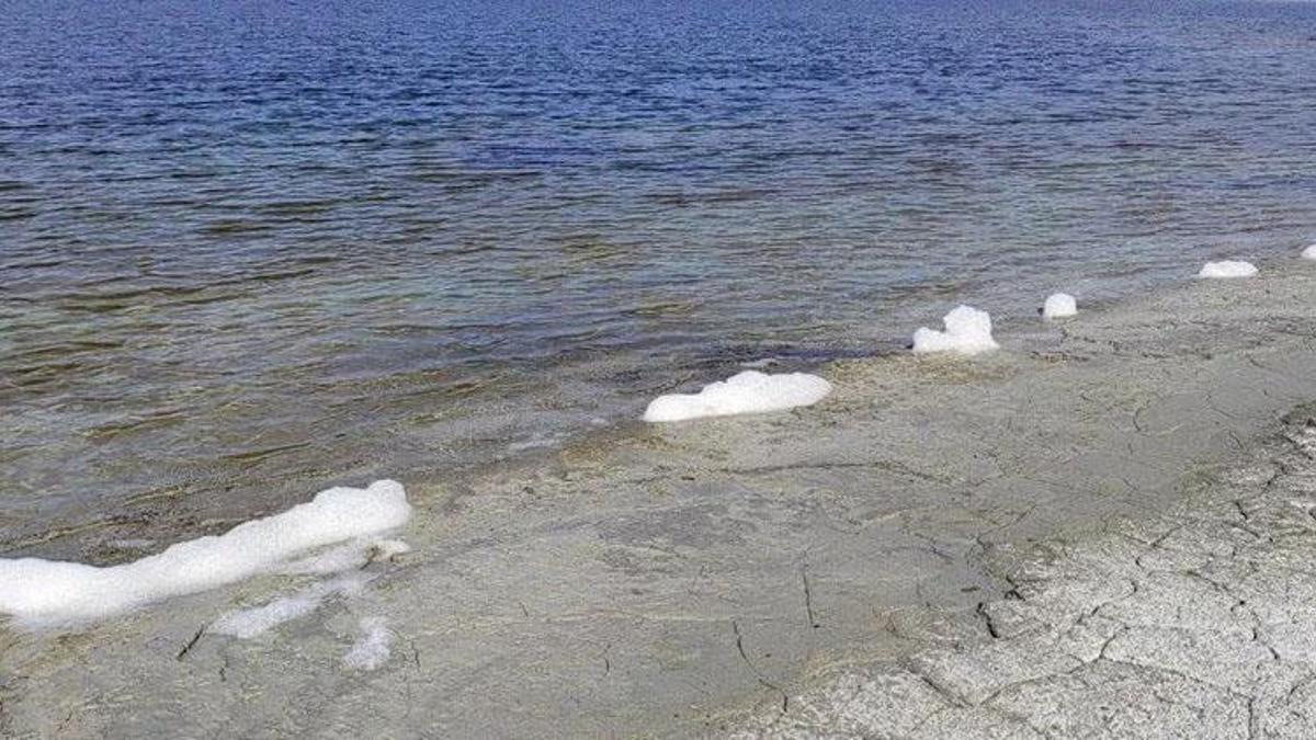 Burdur Gölü neden köpürdü? Hidrobiyolog açıkladı!