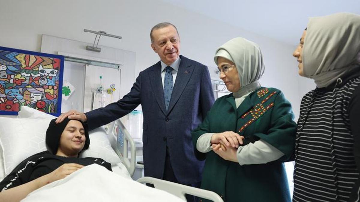 Cumhurbaşkanı Erdoğan, enkazdan 248 saat sonra kurtarılan Aleyna Ölmez'i ziyaret etti