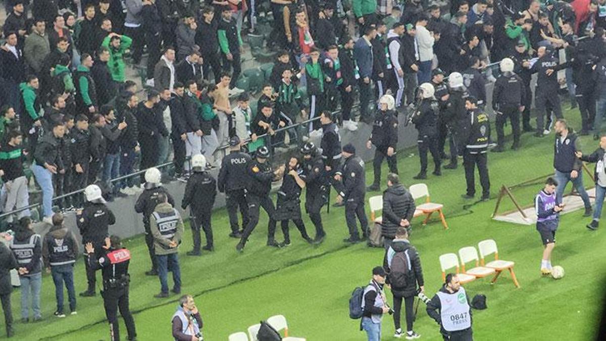 Depremzedeler için sahaya çıktılar maçta kavga çıkardılar