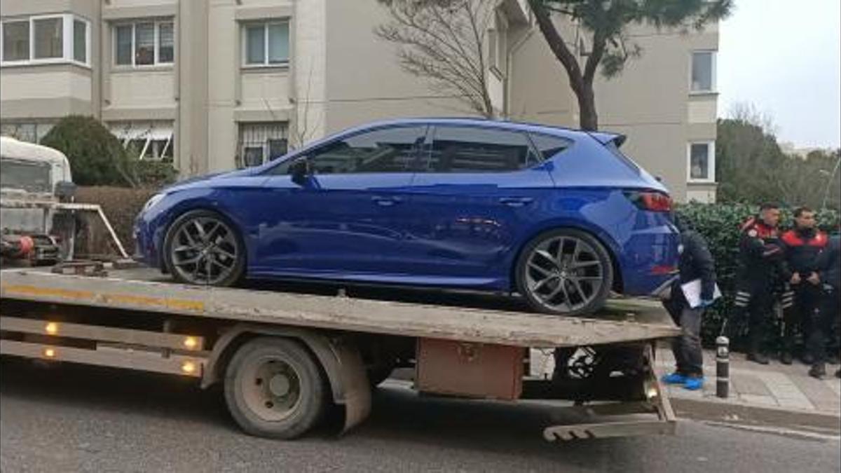 Büyükçekmece'de otomobilde battaniyeye sarılı ceset bulundu
