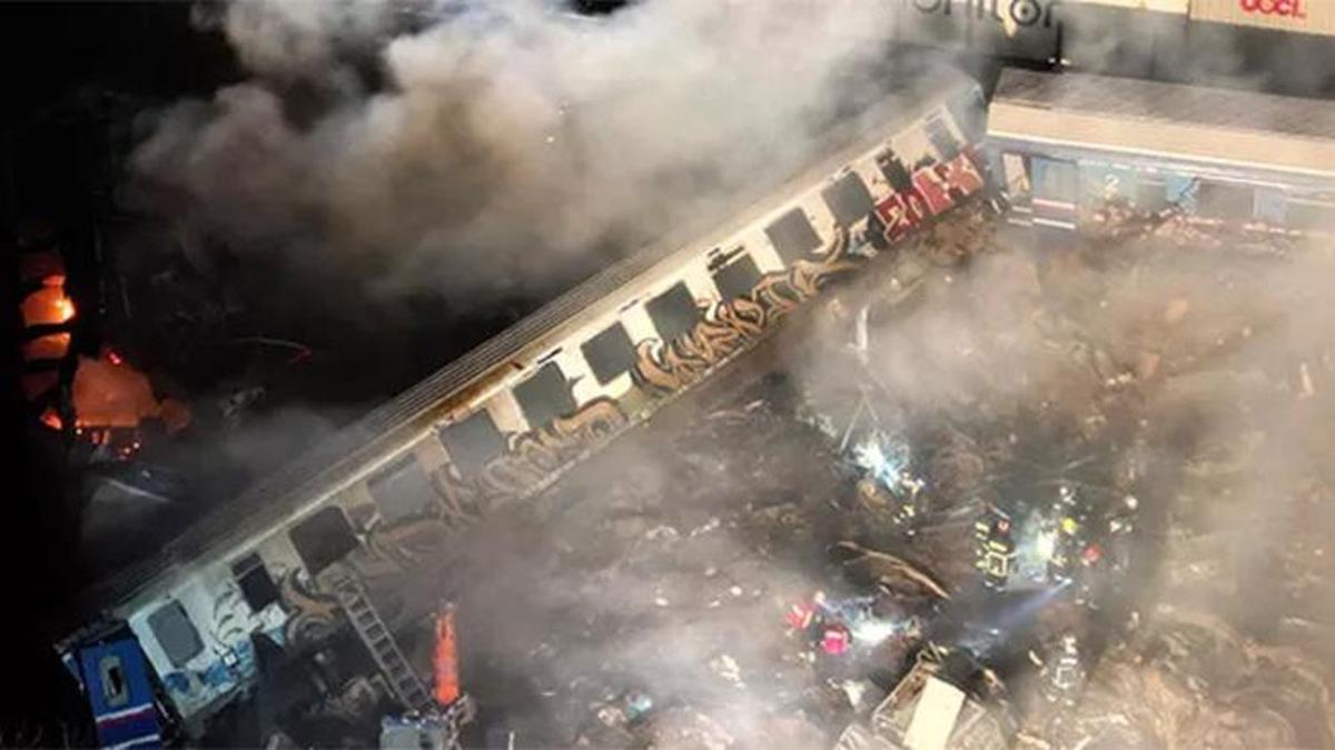 Yunanistan'da iki tren çarpıştı! 32 kişi hayatını kaybetti