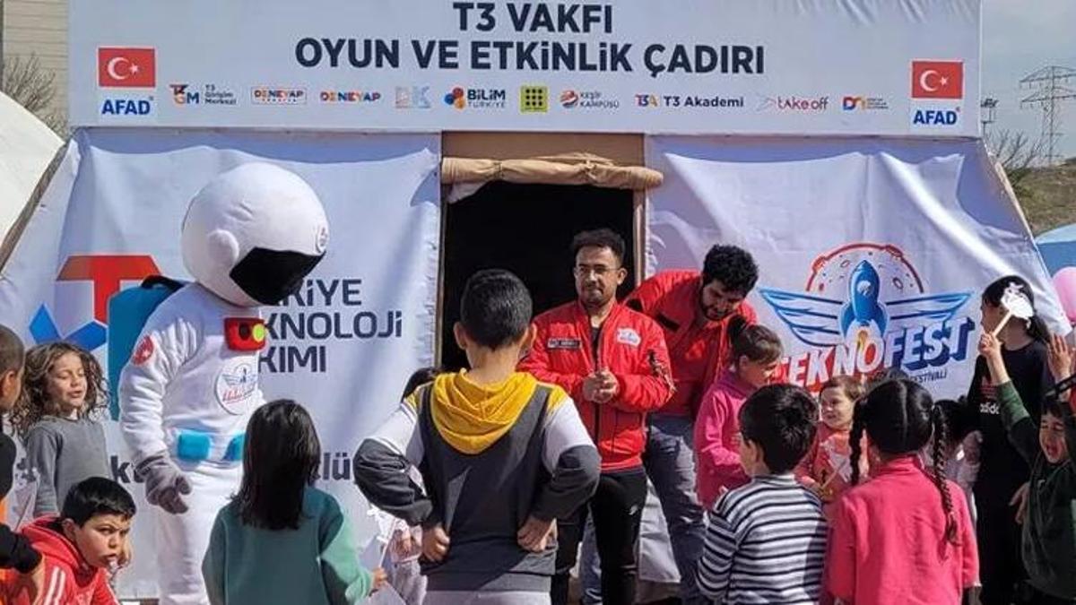 Oyun ve etkinlik çadırında çocuklara moral ve eğitim desteği