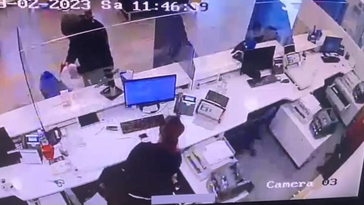 İstanbul'da oyuncak tabancayla bankayı soydu! O anlar kameralara yansıdı