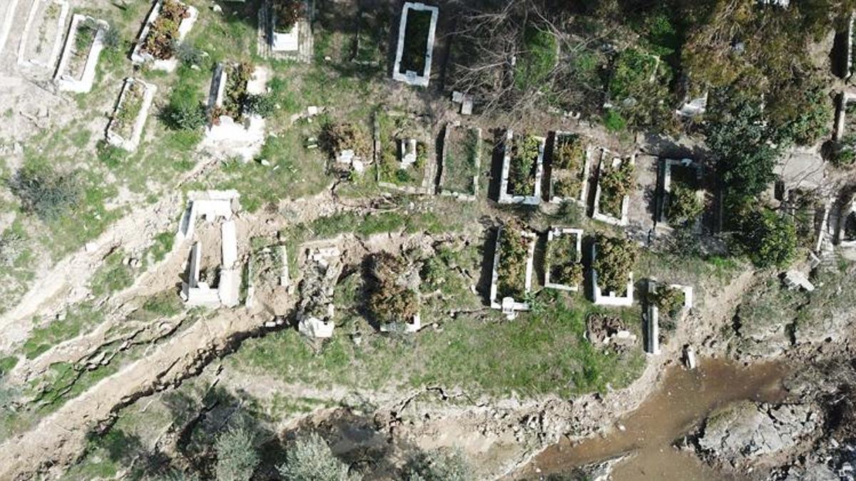 Depremler mezarlığı tahrip etti; 50 mezarın kaybolduğu iddia edildi