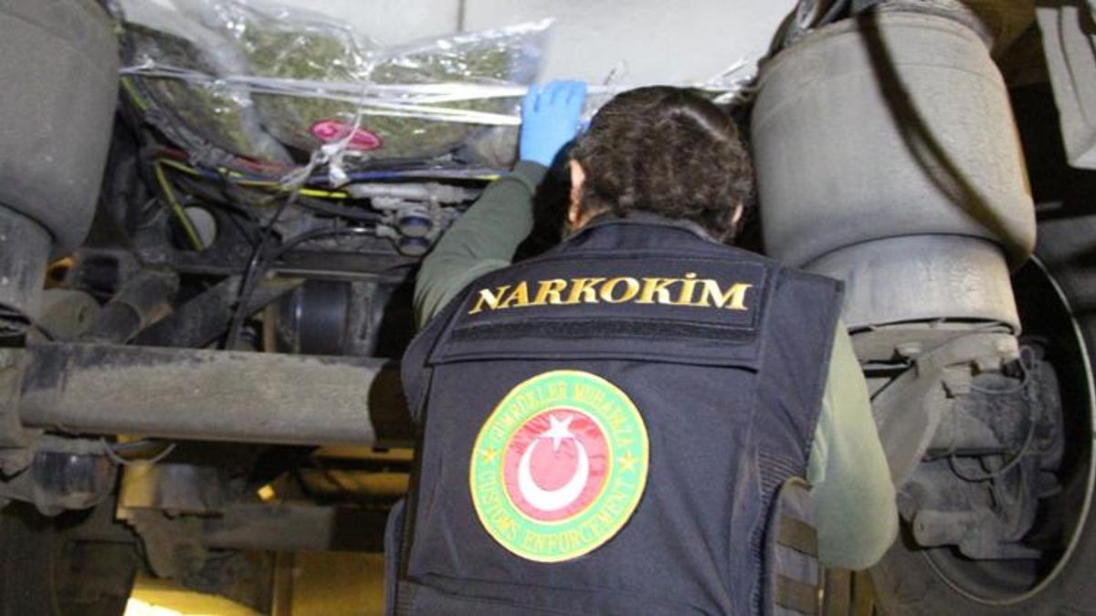 Kapıkule'de, TIR'da 13 kilo esrar ele geçirildi: 2 gözaltı