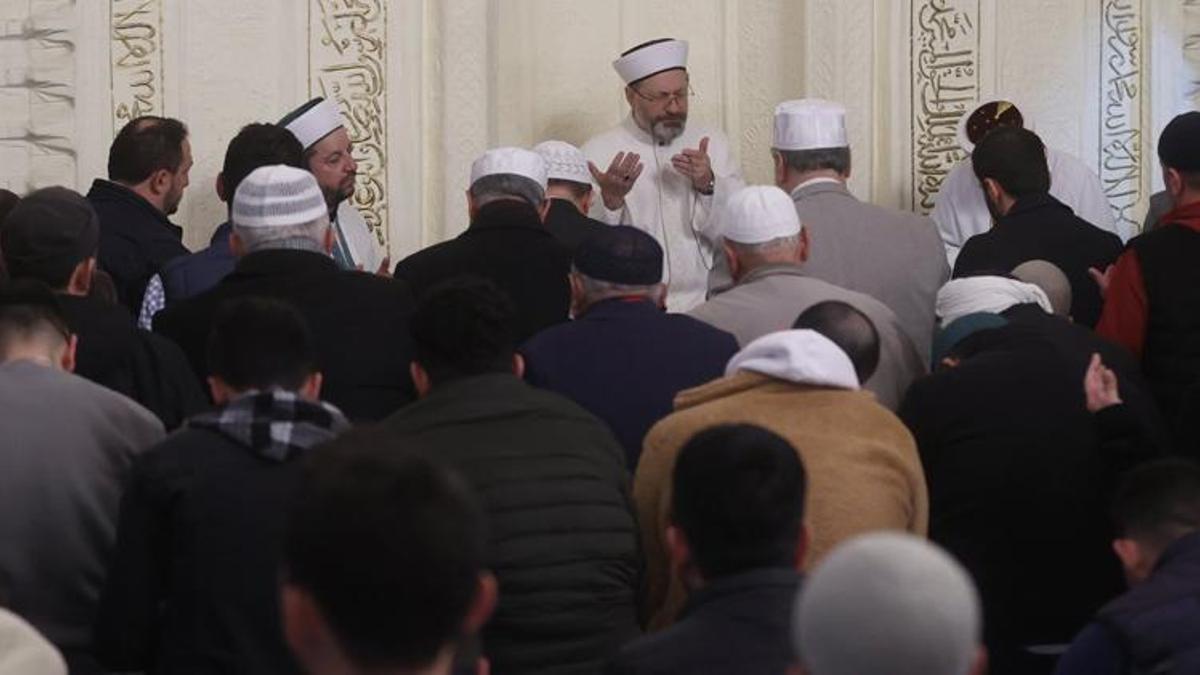 Diyanet İşleri Başkanı Erbaş, depremde ölen vatandaşlar için dua etti