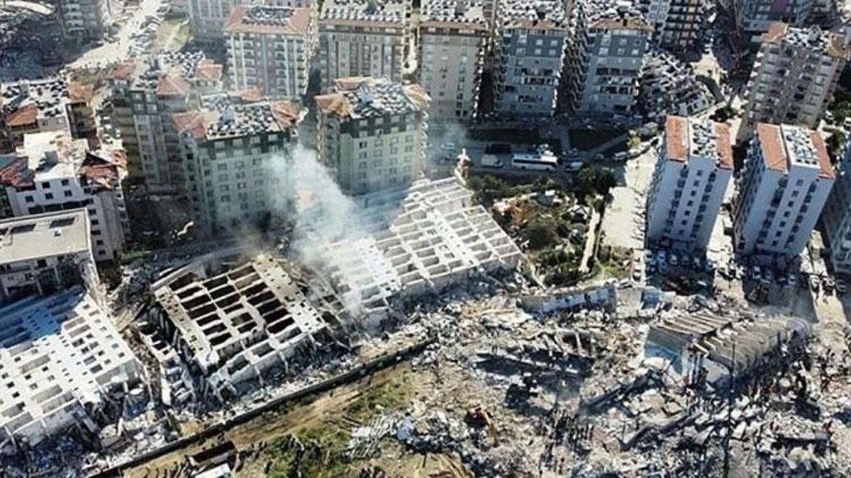 Deprem bölgesinde yıkılan binalarla ilgili 247 kişi tutuklandı