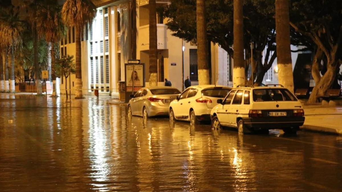 İskenderun’da deniz taştı, caddeler göle döndü