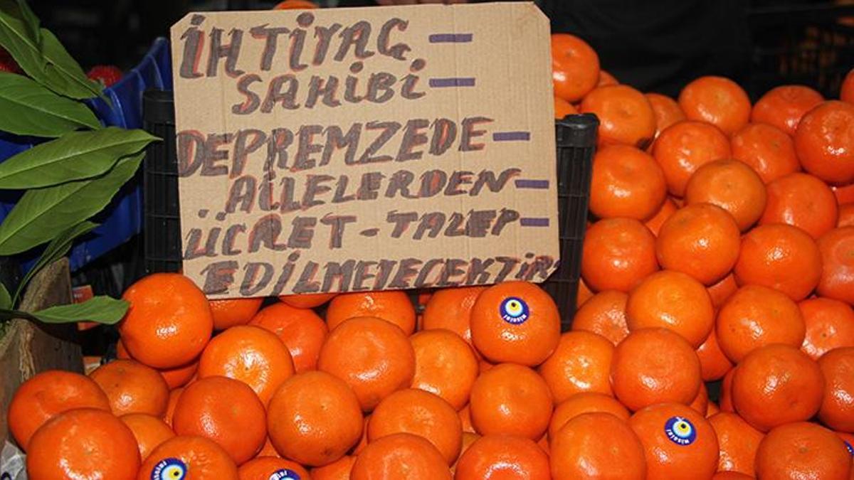 Depremzedeler için pazardaki tezgahını ücretsiz açtı