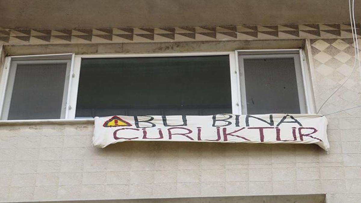 'Bu bina çürüktür' pankartı asıp evi boşalttı
