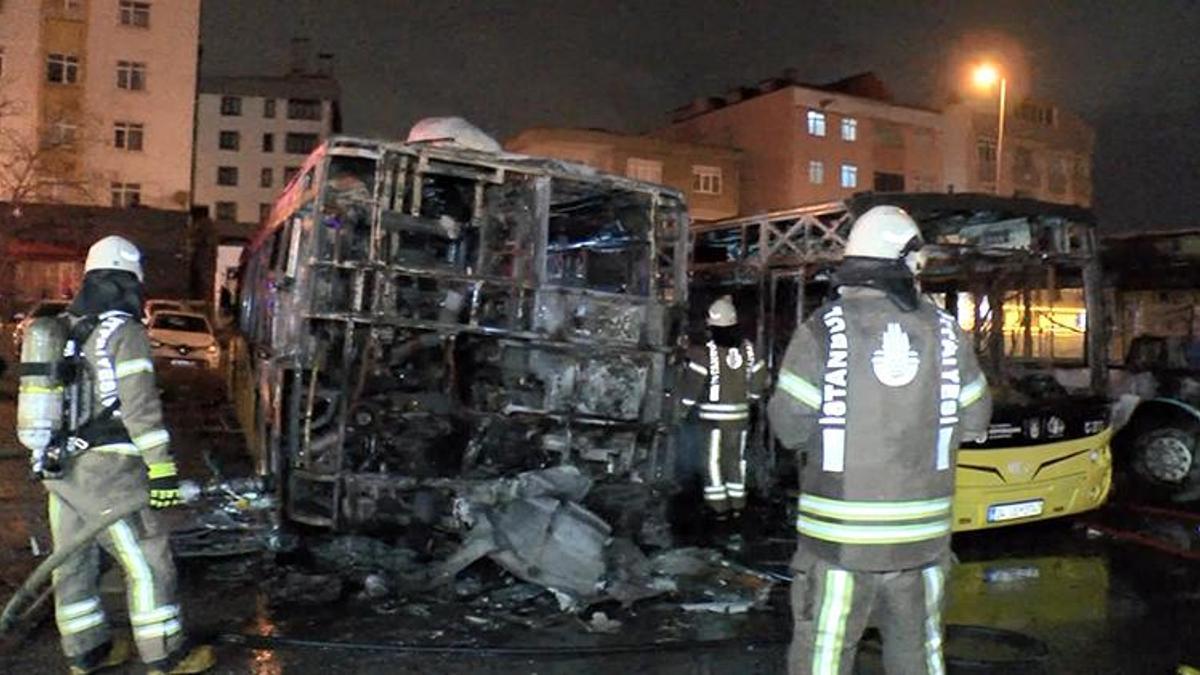 Tuzla’da park halindeki 3 İETT otobüsü alev alev yandı