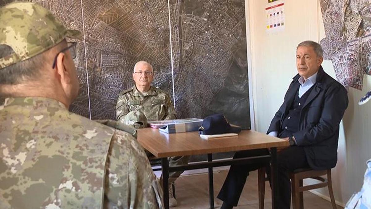 Bakan Akar, Hatay'da Mehmetçik'i ziyaret etti