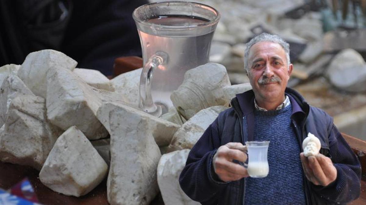 Çayına taş tozu atıp içiyor: 'Sağlığımı buna borçluyum'