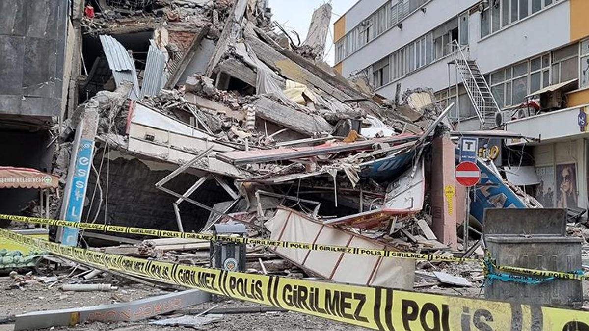 Malatya'da ağır hasarlı 7 katlı bina kendiliğinden çöktü