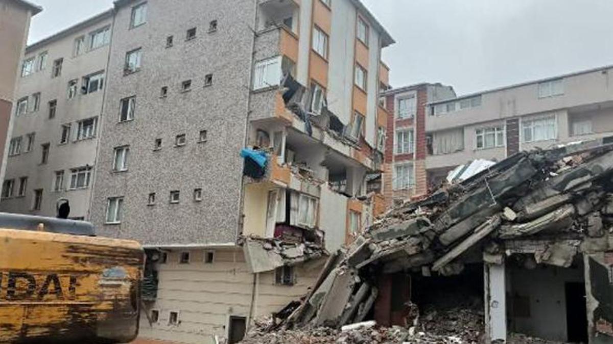 Bahçelievler'de yıkımı yapılan bina yan binanın üzerine çöktü