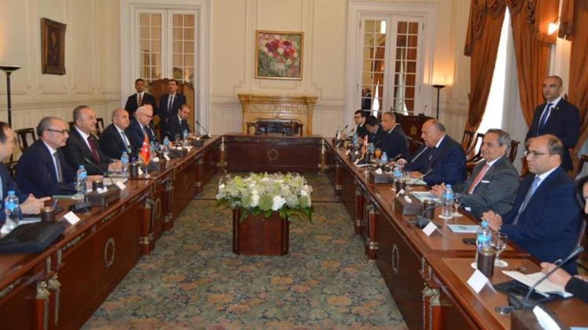 Türkiye'den 11 yıl sonra ilk ziyaret! Bakan Çavuşoğlu Mısır'da
