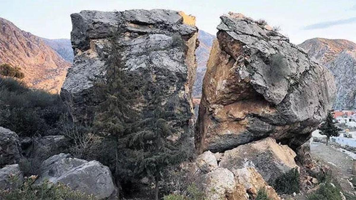 İkiye bölünen dev kayanın sırrını kimse çözemiyor!