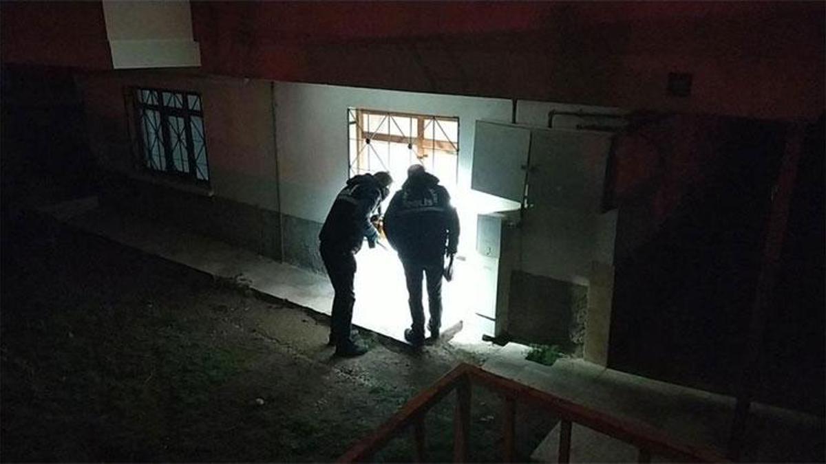Ablasının evini pompalı tüfekle kurşunladı