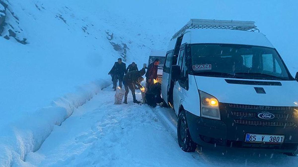 Bahçesaray- Hizan yolunda kar ve sis etkili oldu; araçlar yolda kaldı