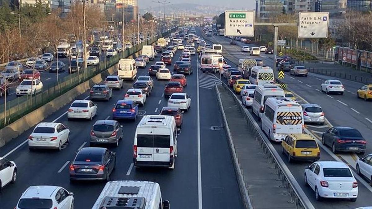 İstanbul'da haftanın ilk iş gününde trafik yoğunluğu yaşandı