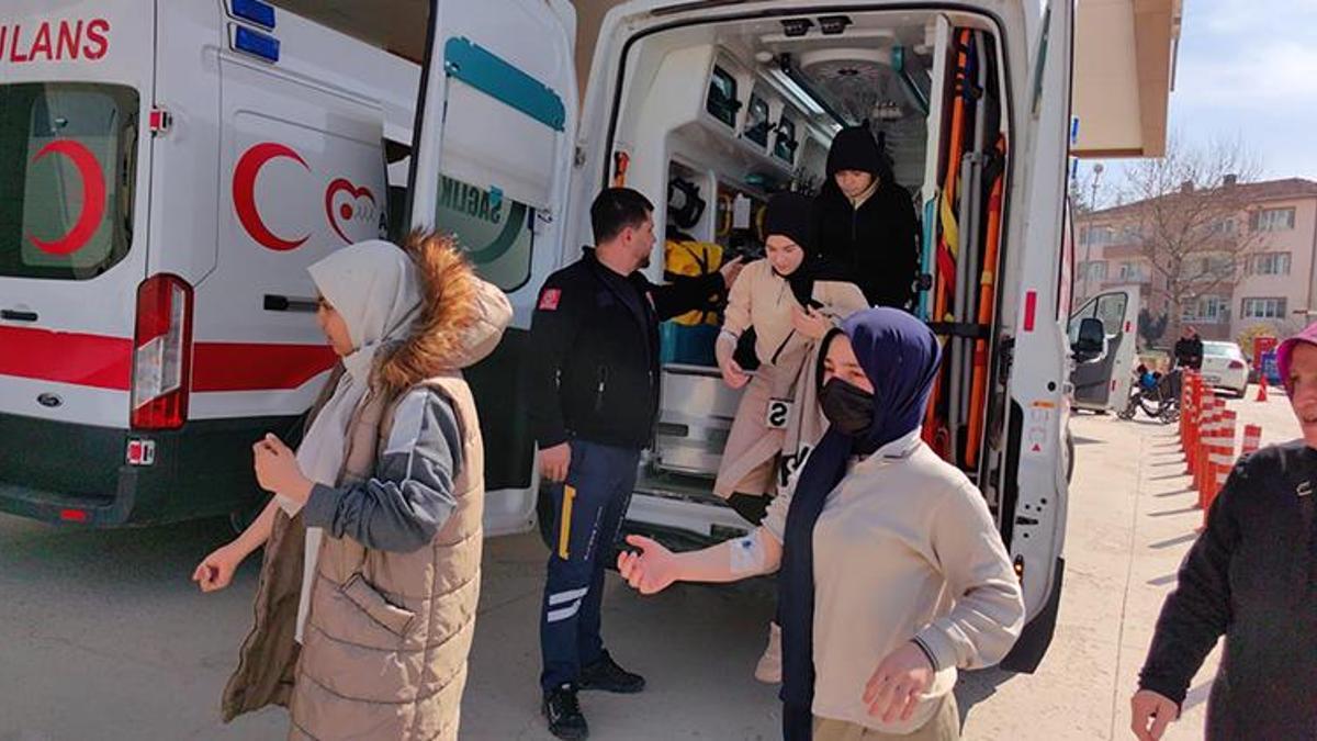 Patlamış mısır yiyen öğrenciler hastanelik oldu