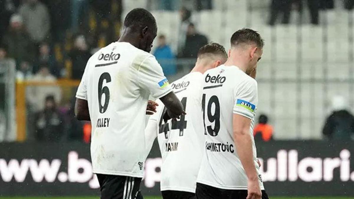 Beşiktaş'taki 2 ayrılığı açıkladı! Biri Kanada'ya gidecek diğeri ise...