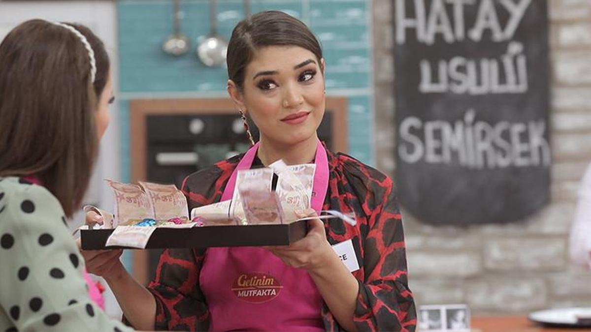Hatice, tepsi içinde para dağıtıyor!