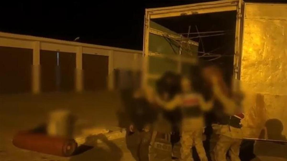 ‘Ev eşyası var’ denilen kamyonda 60 göçmen çıktı