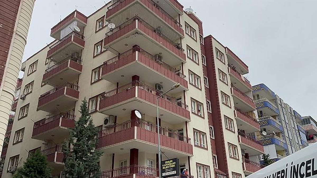 3 çocuk annesi kadın evinde bıçaklanarak öldürüldü
