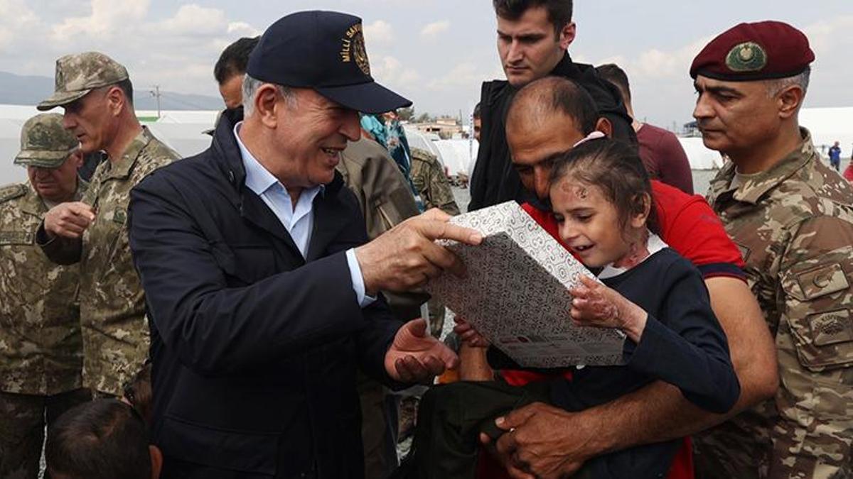 Bakan Akar, Hatay'da depremzedelerle bir araya geldi