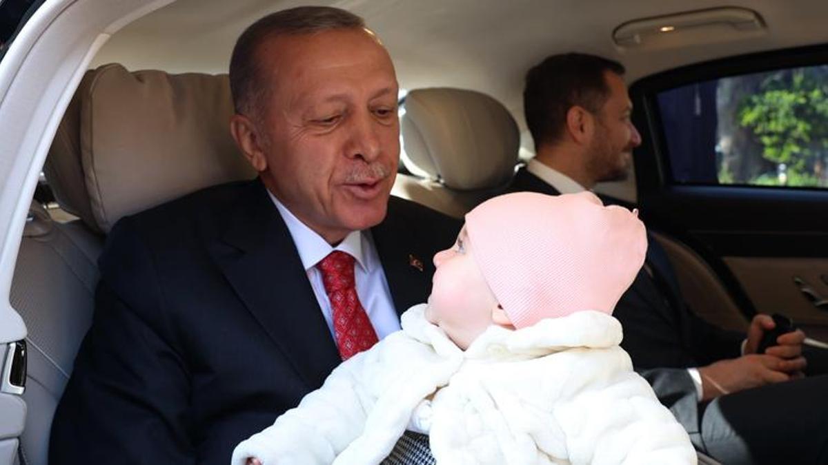 Cumhurbaşkanı Erdoğan 8 aylık Lina bebeği sevdi, oyuncak hediye etti