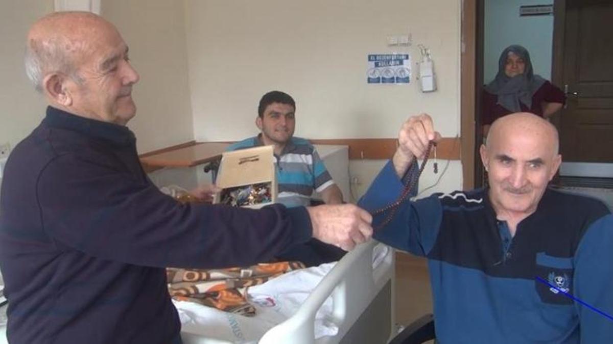 17 yıldır savaş açtığı sigara için il il geziyor: Hastane odasında bile vatandaşlara sigarayı bıraktırıyor