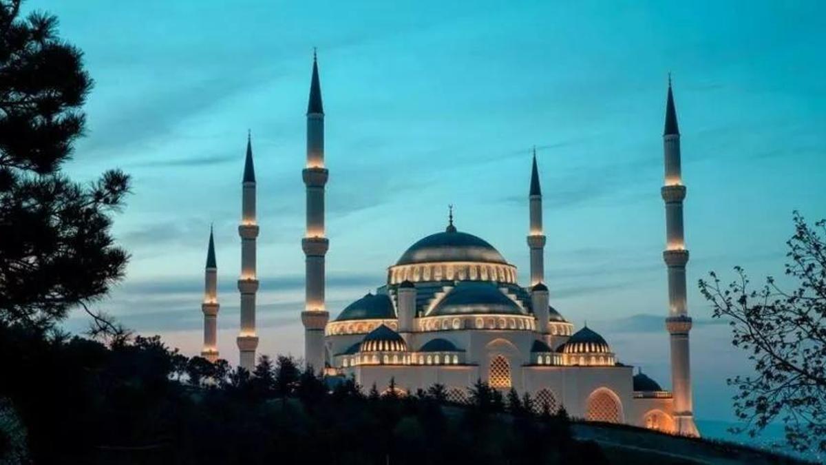 Ezan okunurken yatılır mı? Ezan okunurken doğrulmak, ayağa kalkmak mı gerekir?