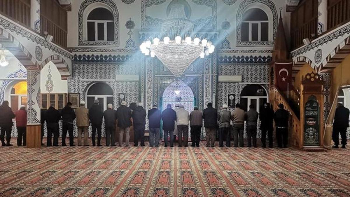 Yer: İzmir... Camiye gelen cemaat neye uğradığını şaşırdı!