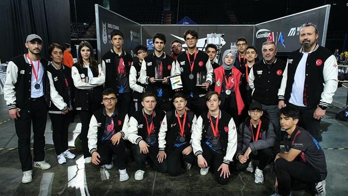 Demirören Medya Lisesi öğrencilerinden robotik yarışmada büyük başarı
