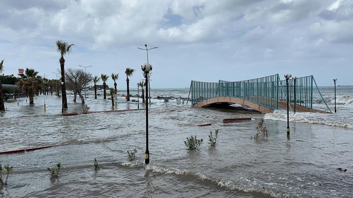 Deprem bölgesi İskenderun'da fırtına denizi taşırdı, yangın çıkardı