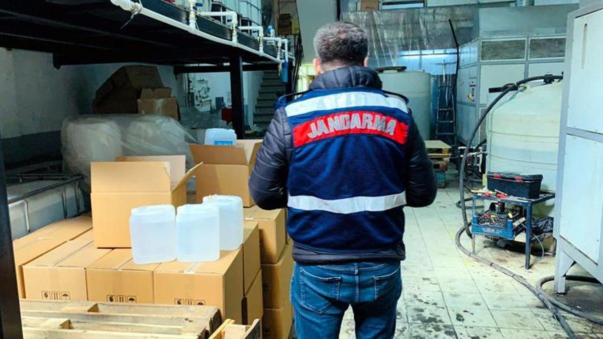İzmir'de fabrikaya sahte içki operasyonu