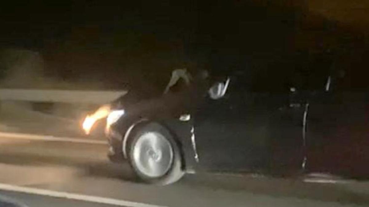 Anne, oğlu için kaput üstünde kilometrelerce yol gitti! Korku dolu anlar