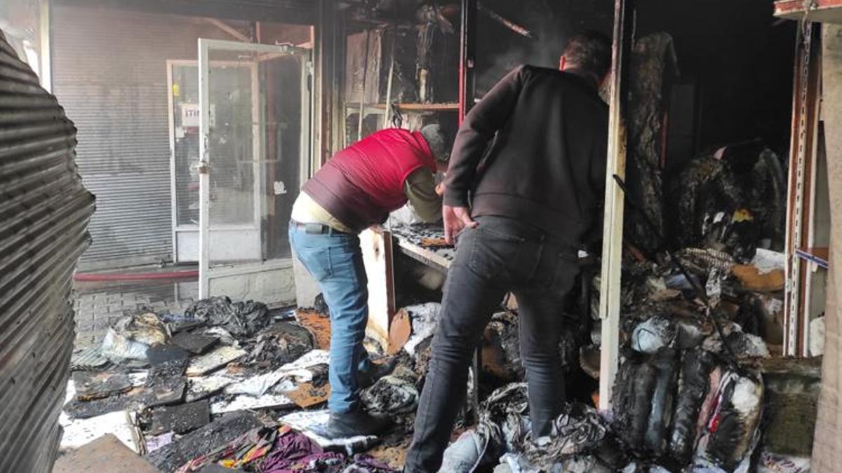 Van'da, halk pazarında çıkan yangın, 2,5 saatte söndürüldü