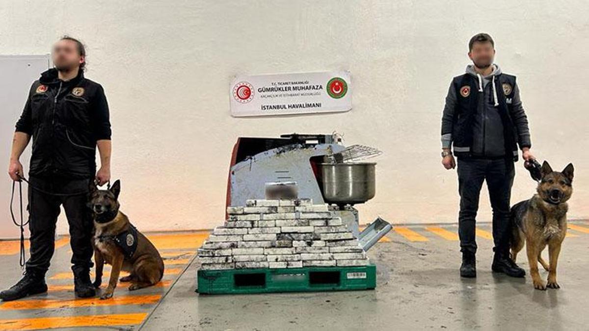 Hamur makinesinin içinden çıktı! İstanbul Havalimanı'nda ele geçirildi