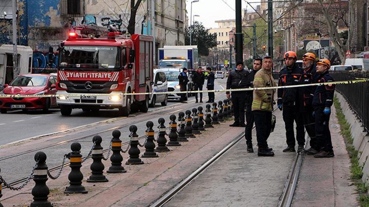 Karaköy'de metruk binada kısmi çökme! Yol trafiğe kapatıldı