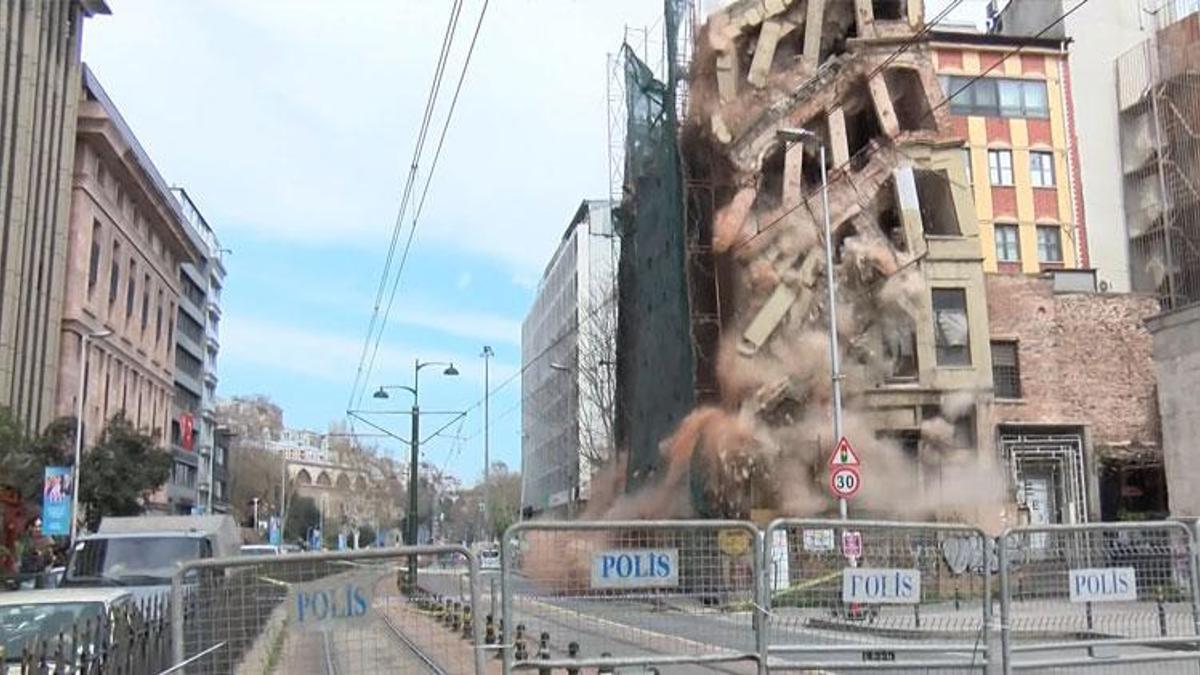 Beyoğlu’nda 5 katlı metruk bina çöktü