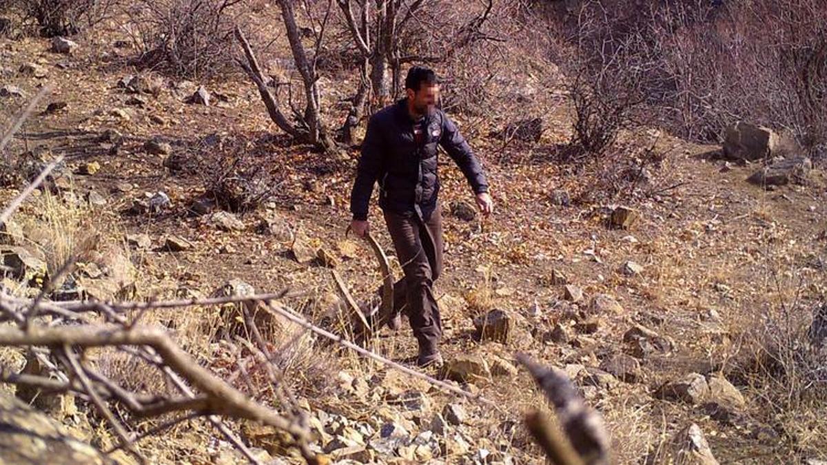 Kaçak avcıyı elindeki boynuz ele verdi