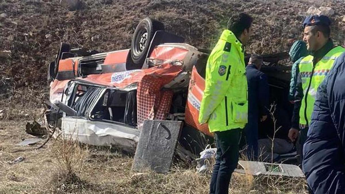 Kayseri'de cenaze aracı şarampole devrildi: 2 ölü, 3 yaralı
