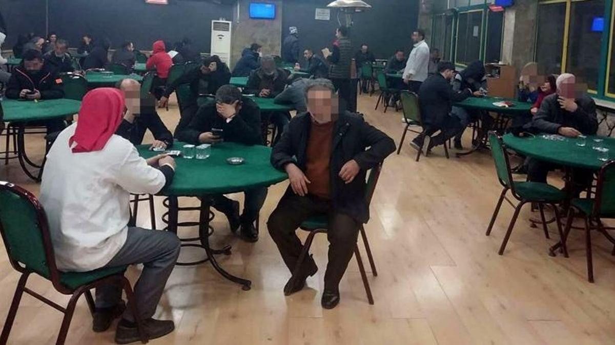 İzmir'de kahvede kumar oynarken yakalanan 58 kişiye 235 bin TL ceza