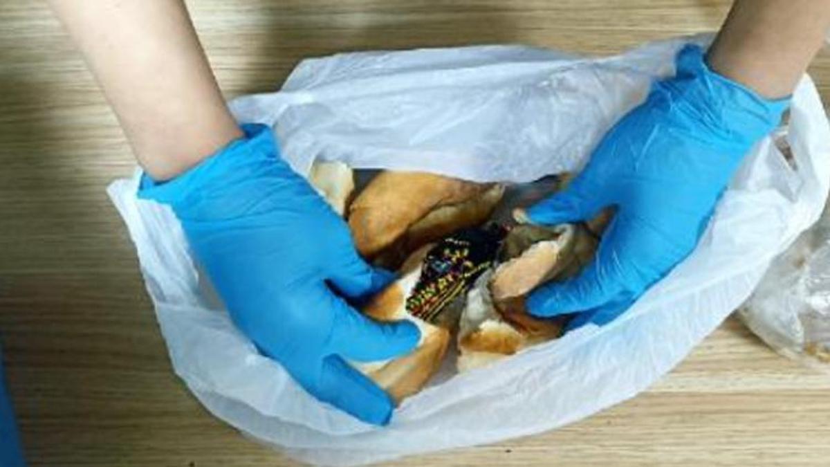 Dilencinin topladığı paralar ekmek arasından çıktı