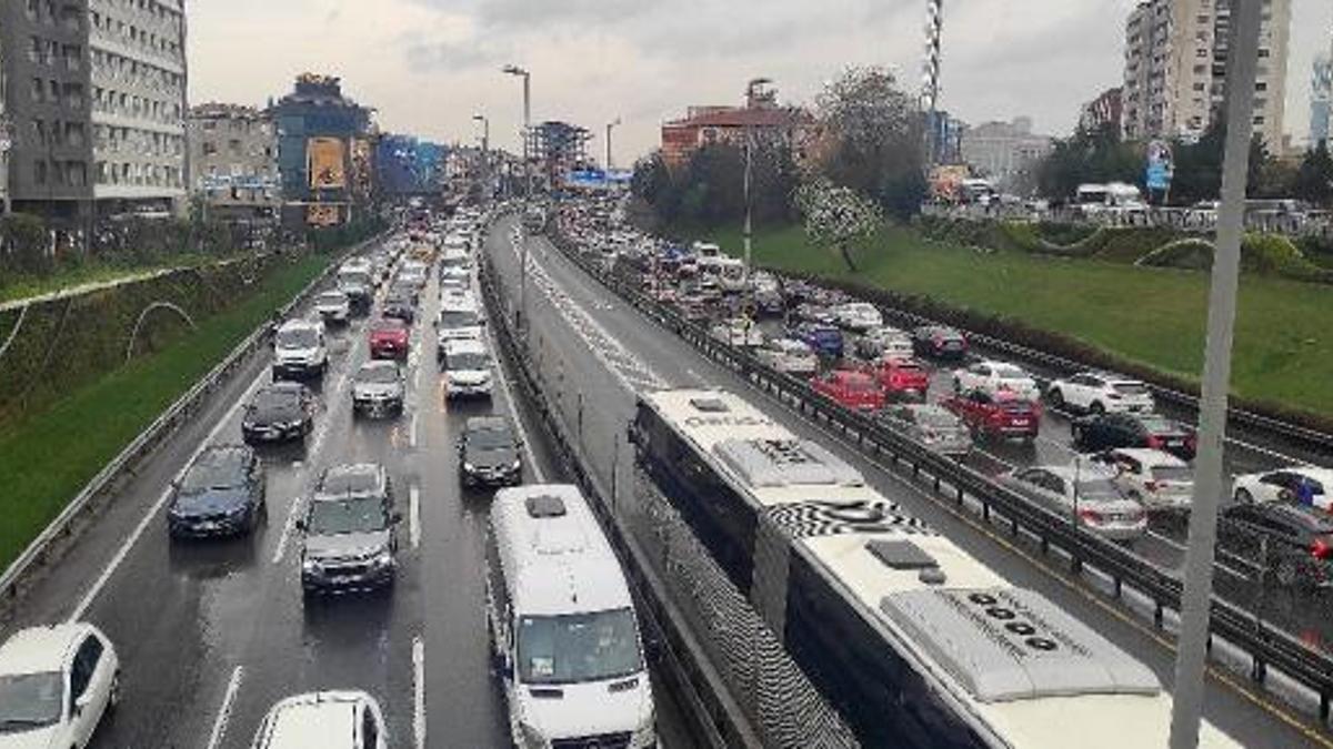 İstanbul'da yağmur etkisiyle trafik yoğunluğu yüzde 90'a ulaştı